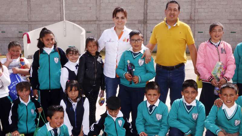 Visita Sandra Chávez Ruelas escuelas de Tlaxco 