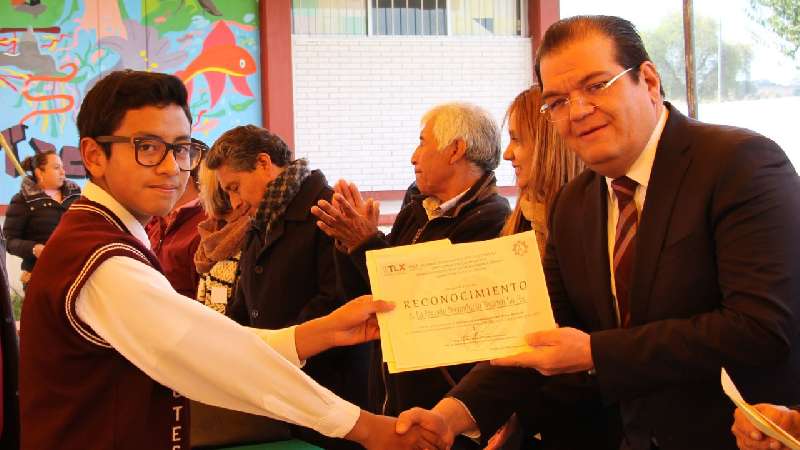 Entrega Presidente de Huamantla reconocimientos a ganadores 