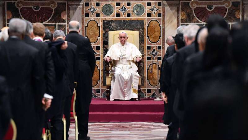 El papa califica abuso a menores como “viles crímenes”