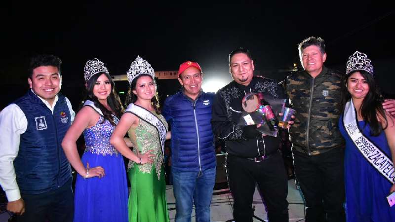 Jóvenes de Zacatelco vibran con poderoso concierto de Inspector 