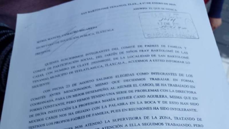 Niño de preescolar es obligado a recibir clases en el piso