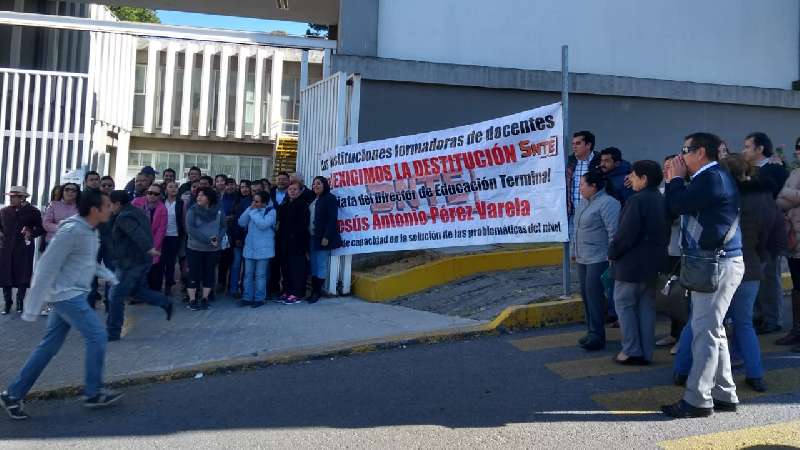 “Toman” trabajadores instalaciones de escuelas normales