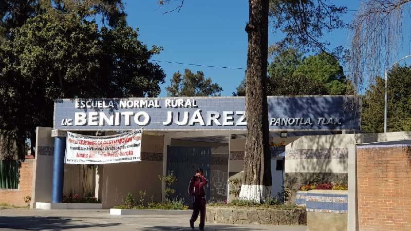 Mantienen trabajadores paro en normales