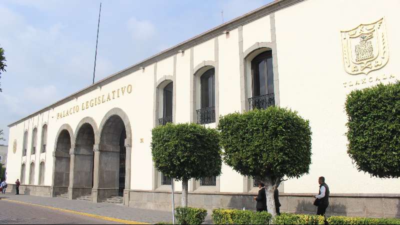 Manifestantes agreden a personal del Congreso del estado