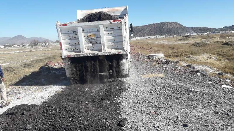 Emparejan calles de terracería en Tequexquitla