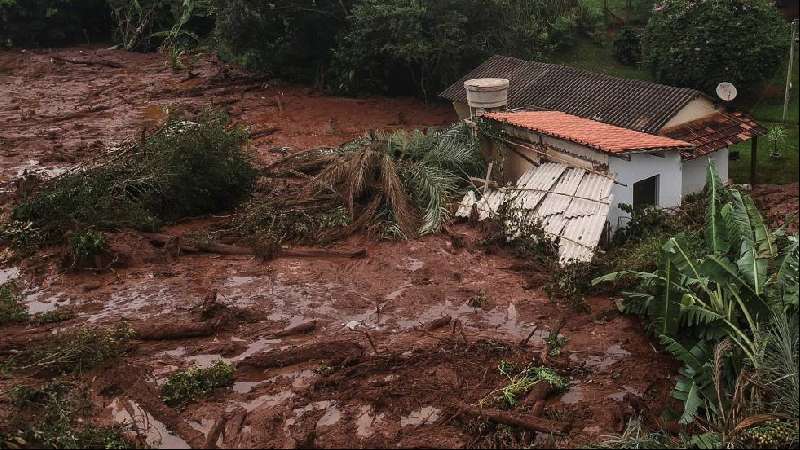 Brasil evacúa a 24.000 personas por el riesgo 