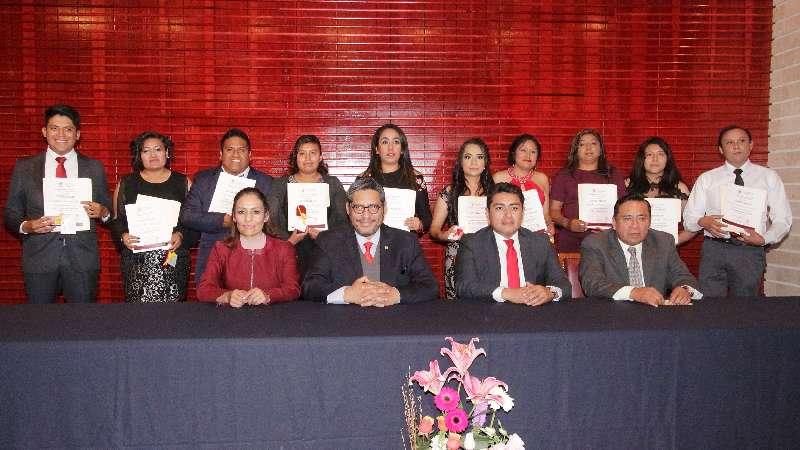 Egresó primera generación de la Licenciatura en Administración 