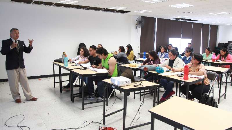 Capacita USET a docentes de preescolar y primaria en inglés