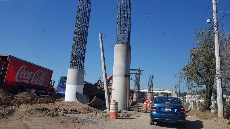 Genera caos vial demolición de puente de 