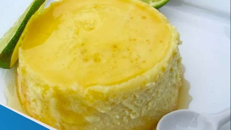 Flan de limón con salsa de frambuesa