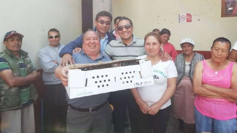 Héctor Domínguez Rugerio entrega paquetes de pollos de postura 