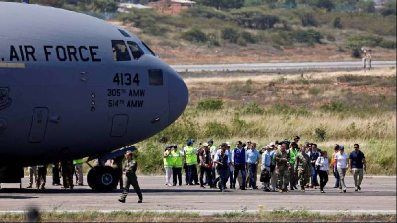 Estados Unidos redobla su apoyo a Guaidó con un puente aéreo