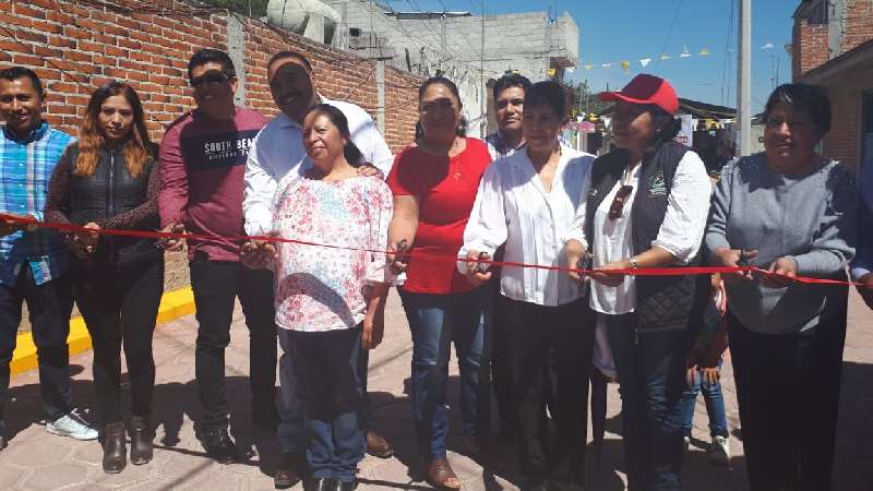 José Isabel Badillo sigue entregando obra a Xicohtzinco 