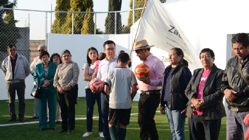 Entrega Tomás Orea; nueva cancha de fútbol rápido en Zacatelco