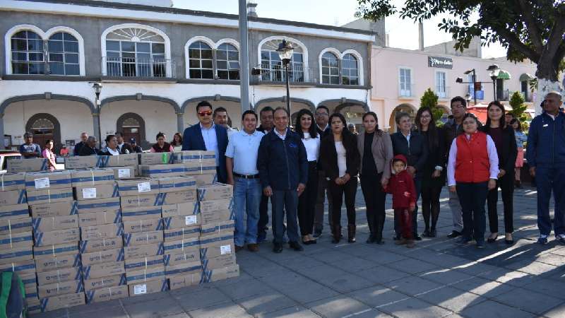 Entrega Tomás Orea, material para remodelación de Primaria 