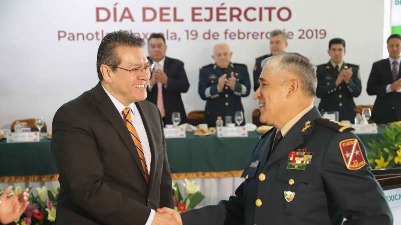 Encabeza Marco Mena conmemoración del CVI ejército mexicano