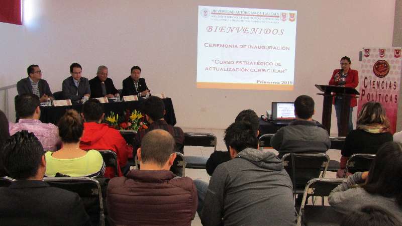 Conferencia en la UATx sobre Políticas Públicas y Comunicación