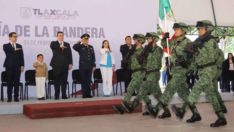 Encabeza Marco Mena conmemoración del Día de la Bandera