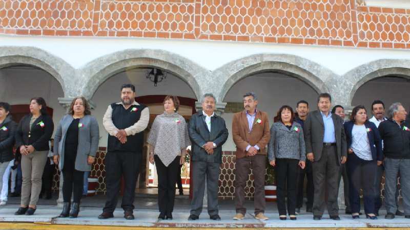 Ceremonia cívica del Día de la Bandera en Ixtacuixtla