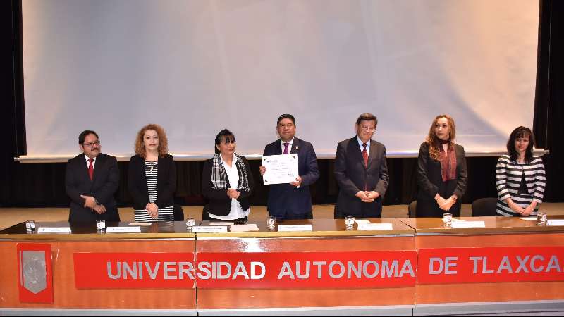 Recibió la UATx  constancia de reacreditación de la licenciatura 