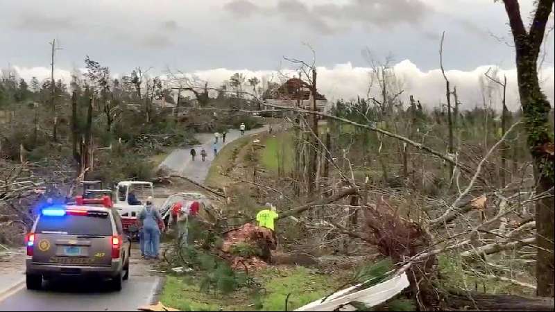 Al menos 23 muertos tras el impacto de un tornado en Alabama