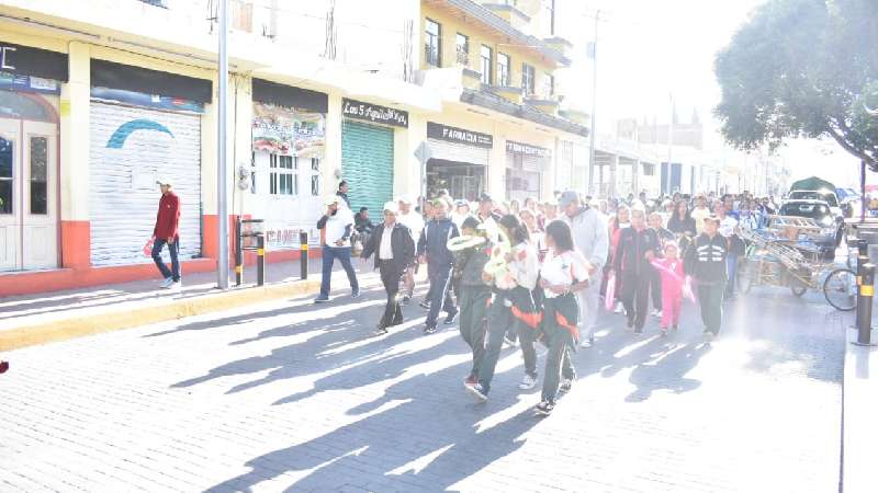 Teolocholco celebra día de la familia con caminata