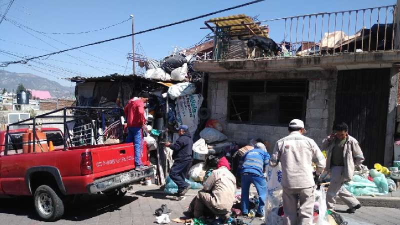 Retiran basura acumulada en domicilio de la capital