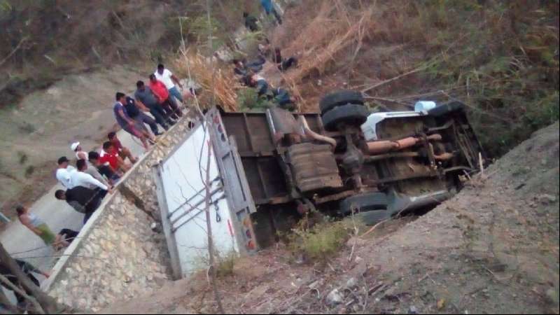 25 migrantes mueren en México al volcar el camión