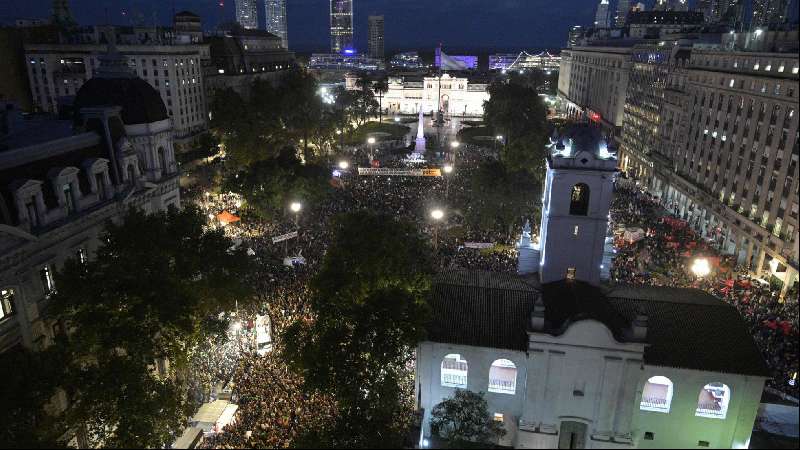 Marcha masiva de mujeres en Argentina por el 8M