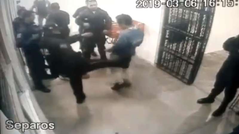Entrenan a policías de Apizaco, pero para golpear sin dejar marca