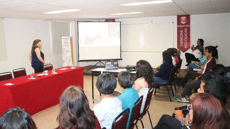 Hablaron en la UATx sobre la conservación de los colibrís