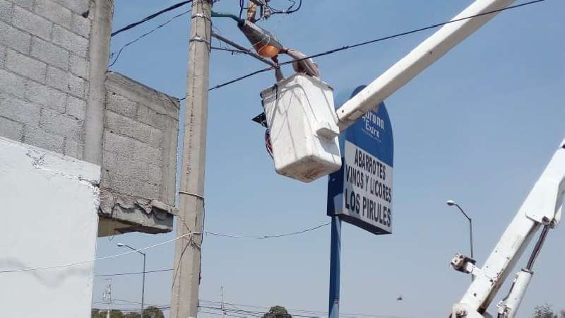 Rehabilita alcaldía capitalina 25 luminarias en Acuitlapilco