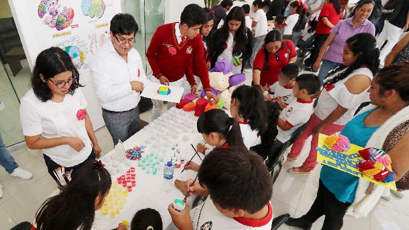 Acerca la UATx el conocimiento del cerebro a estudiantes