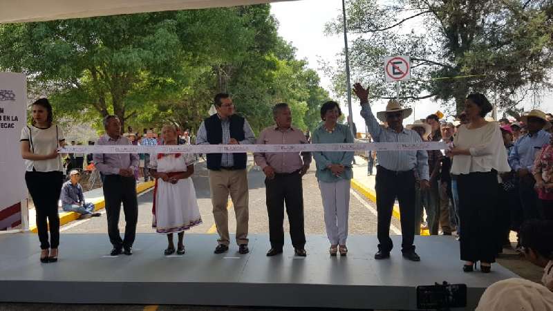 Entregan puente vehicular en Tenexyecac