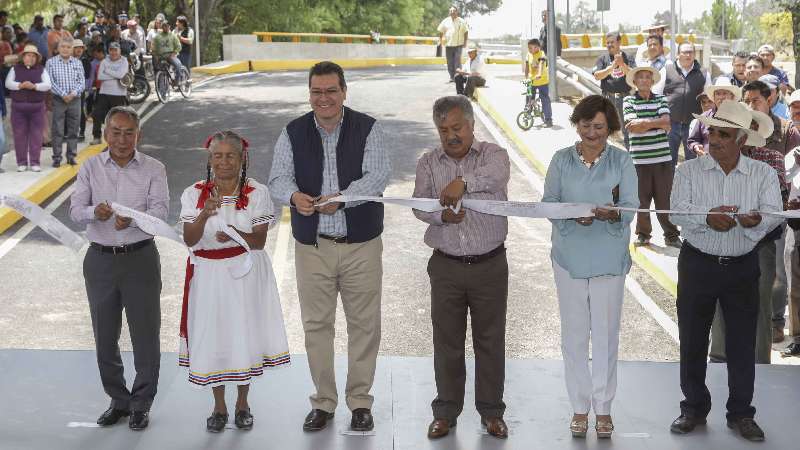 Marco Mena entrega puente en Ixtacuixtla 