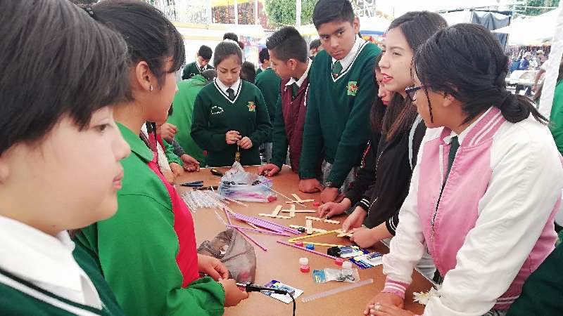 Reciben alumnos de Xicohtzinco talleres de robótica 