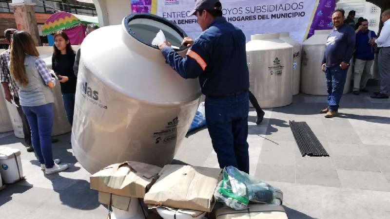 Entrega Badillo Jaramillo tinacos y baños dignos en Xicohtzinco