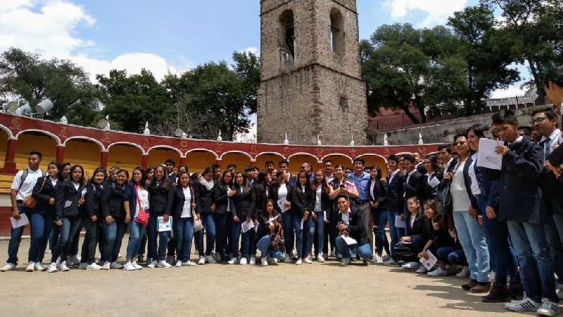 Recorren estudiantes de Puebla sitios turísticos de la capital 