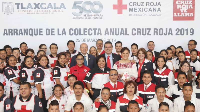 Marco Mena entrega ambulancias y equipo de rescate a Cruz Roja 