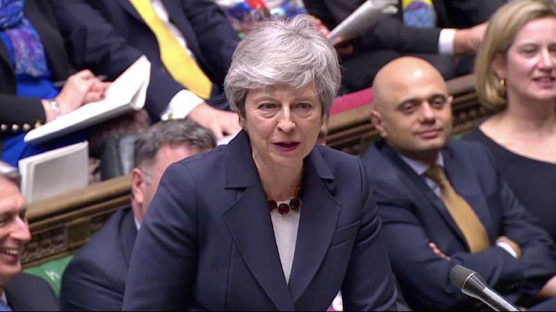 Theresa May ofrece su dimisión para salvar su plan del Brexit