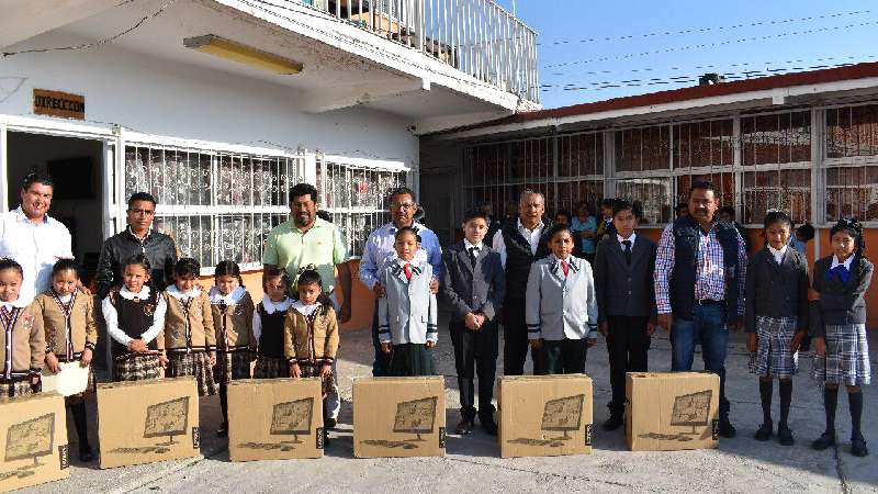 Refrenda Oscar Murias su compromiso con la educación 