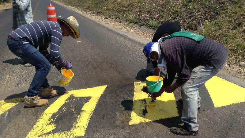 Balizan Camino Real y rehabilitan luminarias en Xicohtzinco