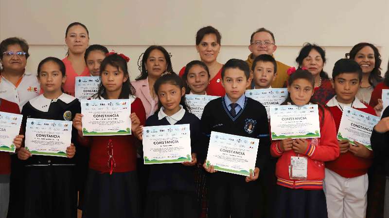 Entrega Sandra Chávez constancias a legisladores infantiles