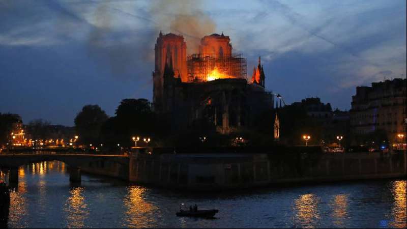 Incendio golpea la catedral de Notre Dame