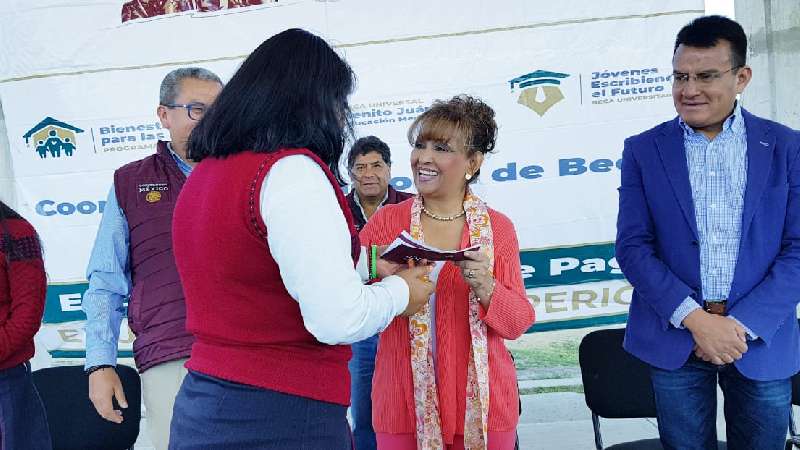 Entregan Becas Benito Juárez a jóvenes de preparatoria