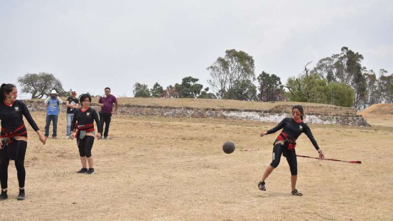 Xochitécatl revive el ancestral juego de pelota