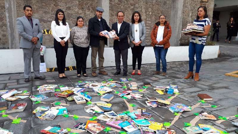 Donan 200 ejemplares a biblioteca de Zacatelco