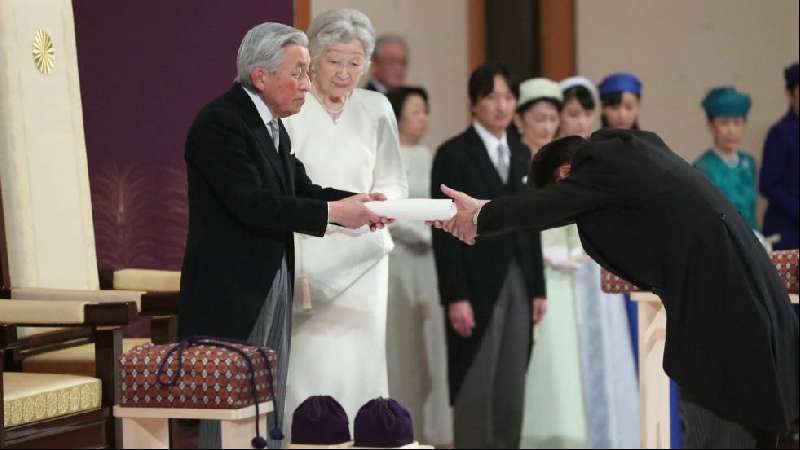 Abdica el emperador Akihito de Japón