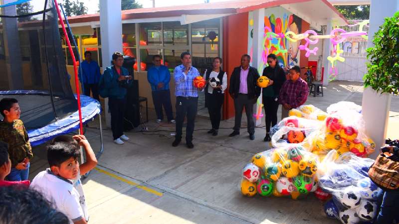 Entrega Oscar Murias juguetes a escuelas del municipio