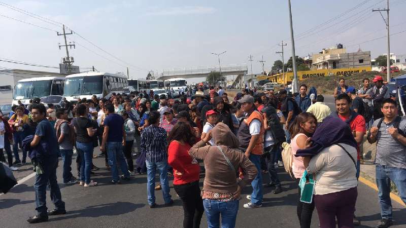 Presionan obreros y provocan caos vial en Acuamanala